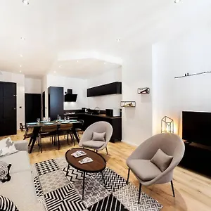 Charme Traditionnel Et Design Moderne En Plein Centre De Appartement